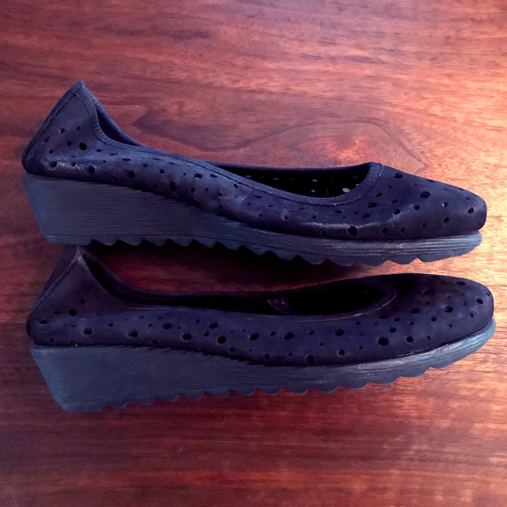 The Flexx Women's Suede Black Wedge Pump size 6